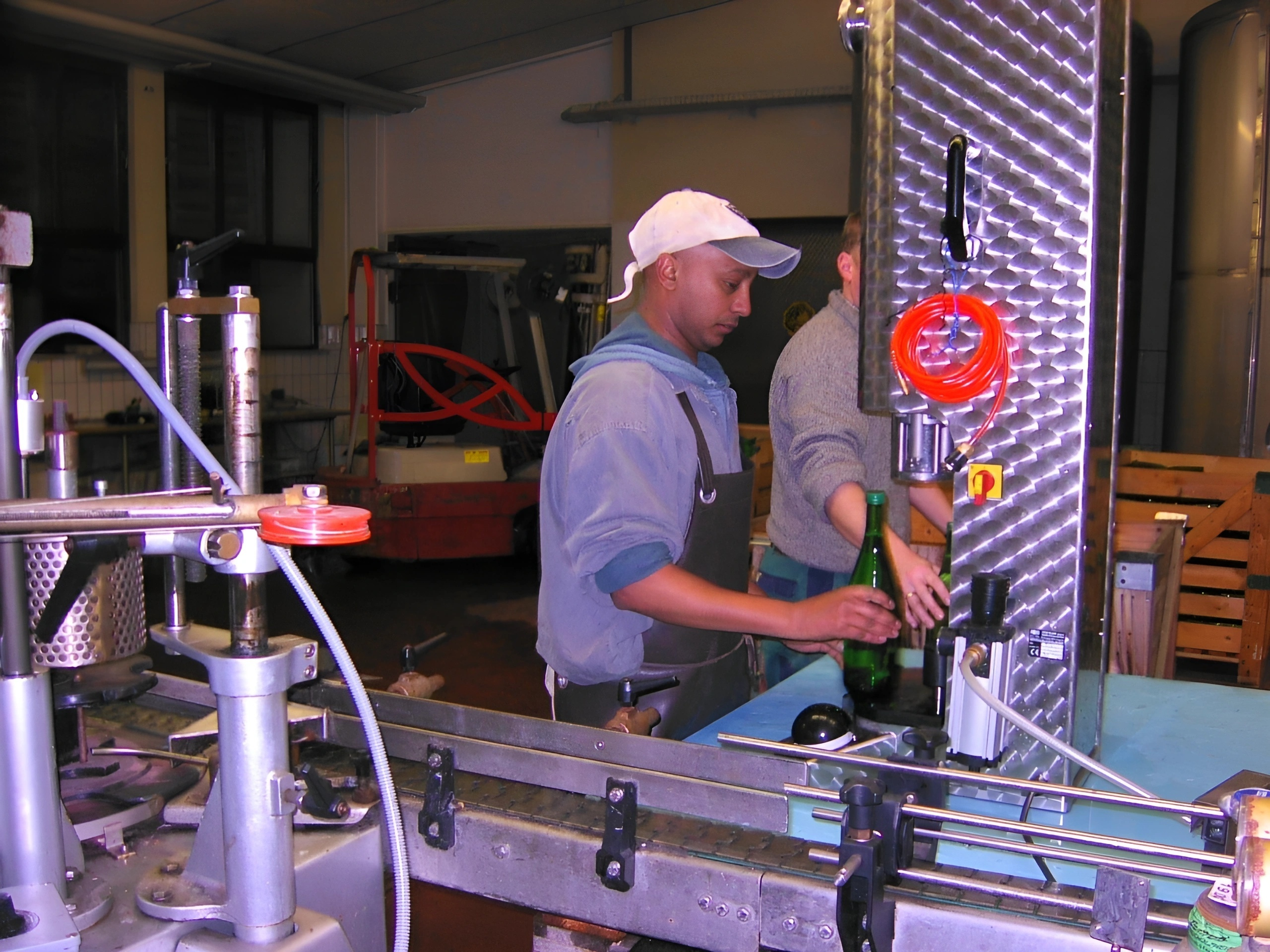 Kidane Worke bei der Abfüllung